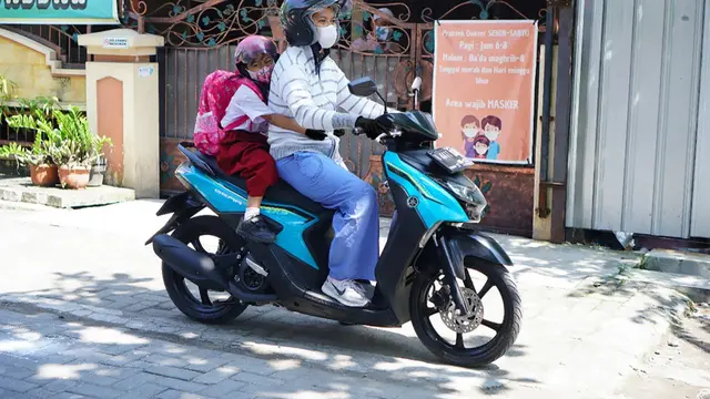 Mengantar Anak Sekolah dengan Motor