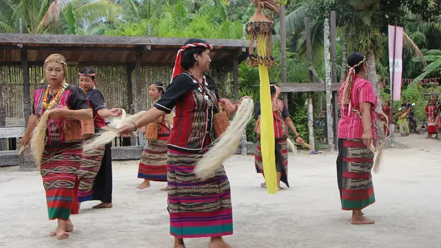 Baju Tenunan (Wikimedia Commons)