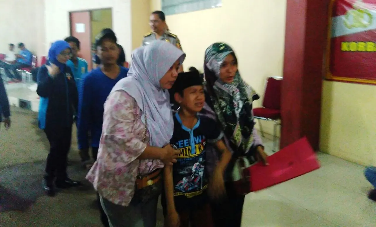 Putra Sutrisna binti Alim, korban kebakaran pabrik kembang api, menangis meraung saat akan memulangkan jenazah, di RS Polri, Jakarta Timur, Sabtu (28/10/2017). (Liputan6.com/Andri Setiawan)