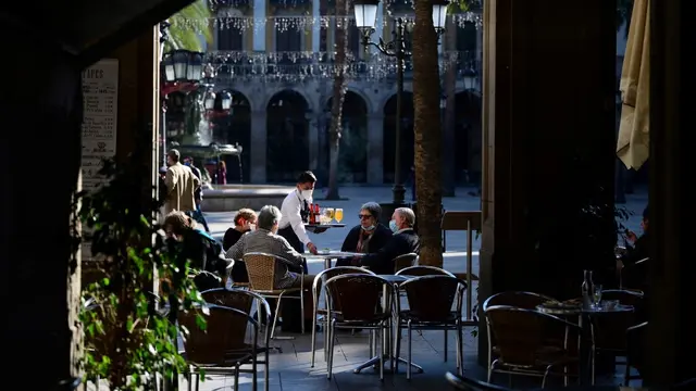 FOTO: 40 Hari Tutup karena COVID-19, Restoran dan Bar di Barcelona Kembali Dibuka