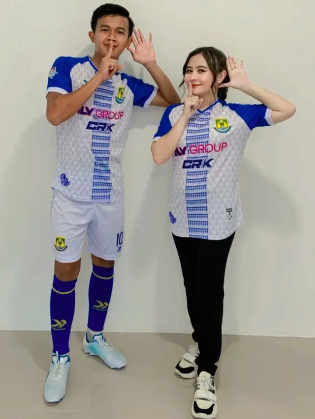Pakai Jersey, Ini 7 Momen Kebersamaan Prilly Latuconsina Bersama Klub Sepak Bolanya