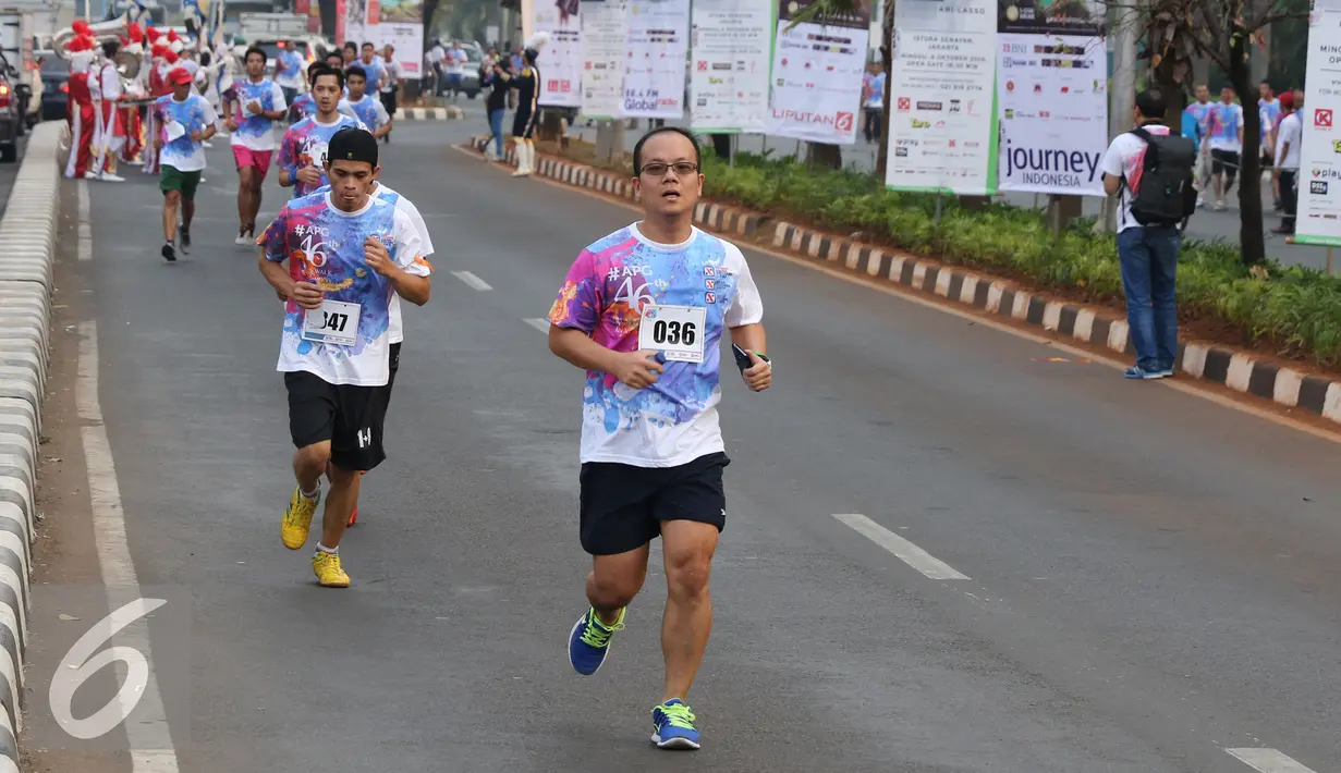 Seorang peserta saat mengikuti lomba lari bertema Run & Walk in Harmony di kawasan Senayan City, Jakarta, Minggu (27/09/2015). Sebanyak 3500 peserta mengikuti dan berpartipasi dalam Run & Walk in harmony sejauh 5 km. (Liputan6.com/Herman Zakharia)