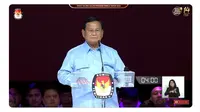 Calon Presiden (Capres) nomor urut 02 Prabowo Subianto saat membacakan visi misi di debat Pilpres 2024 terakhir yang digelar Minggu (4/2/2024)&nbsp;di Jakarta Convention Center (JCC), Senayan, Jakarta Pusat. (Tangkapan Layar YouTube KPU RI)