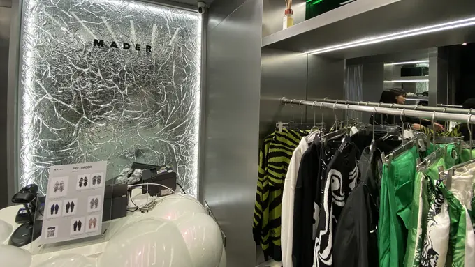 Offline store Brand Lokal MADER Bernuansa Silver Y2K