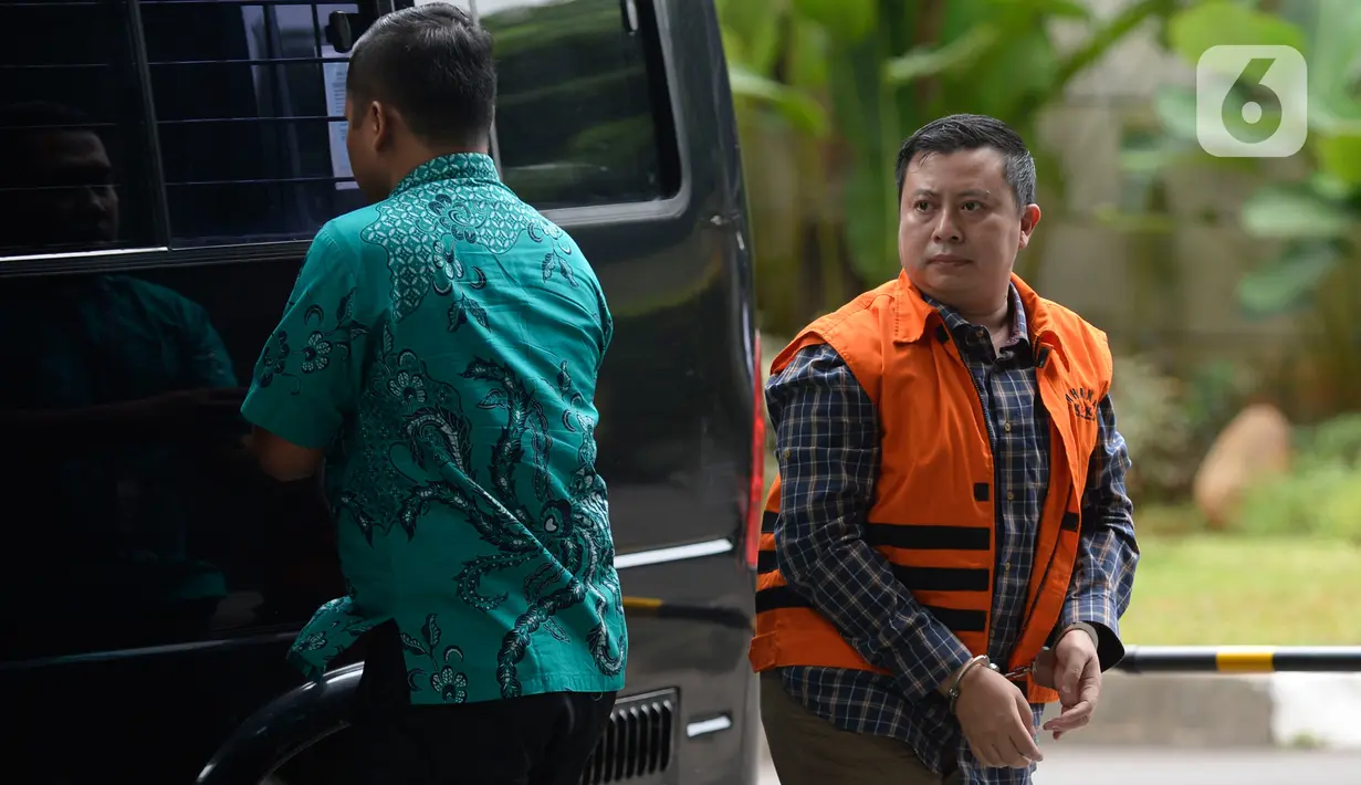 Staf Sekjen PDIP Hasto Kristiyanto, Saeful Bahri (kanan) tiba di Gedung KPK, Jakarta, Jumat (14/2/2020). Saeful Bahri diperiksa sebagai tersangka terkait kasus dugaan penerimaan hadiah atau janji penetapan anggota DPR Terpilih 2019-2024. (merdeka.com/Dwi Narwoko)