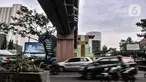 Kendaraan melintasi kamera tilang elektronik atau Electronic Traffic Law Enforcement (ETLE) di Jalan Margonda Raya, Depok, Jawa Barat, Minggu (11/10/2020). Satlantas Polresta Depok akan memberlakukan sistem tilang elektronik pengendara mobil dan motor 1 November 2020. (merdeka.com/Iqbal S. Nugroho)