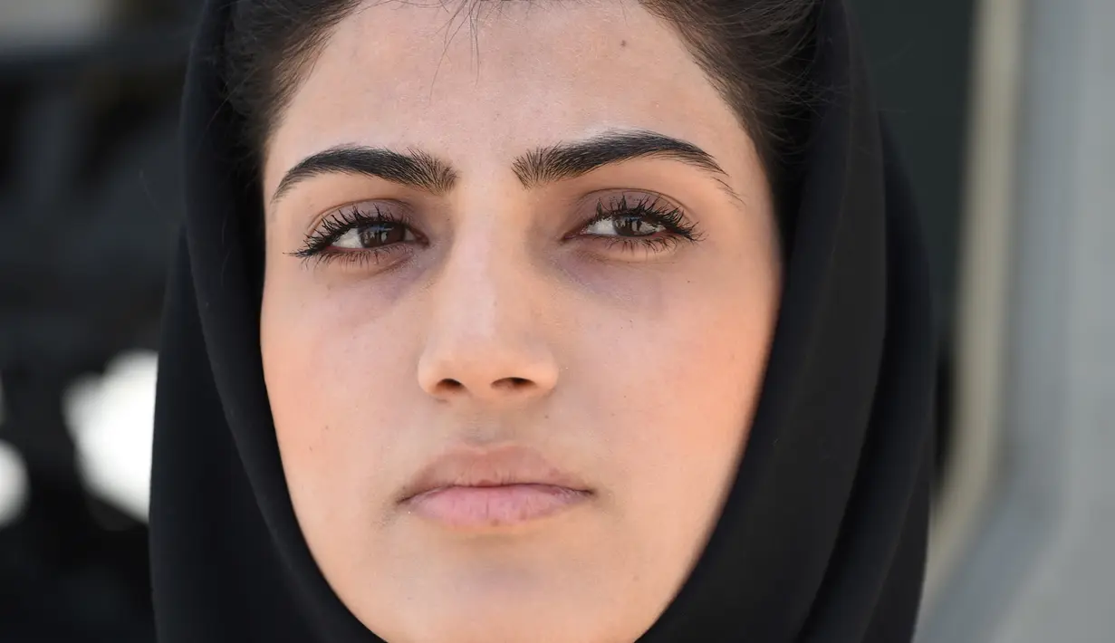 Ekspresi Niloofar Rahmani saat berada di pangkalan Angkatan Udara Afghanistan. Kini Kritik mengalir kepada Rahmani. Ia disebut membuang-buang uang negara untuk membiayai pelatihannya namun menghindari tanggung jawab. (AFP PHOTO/SHAH Marai)