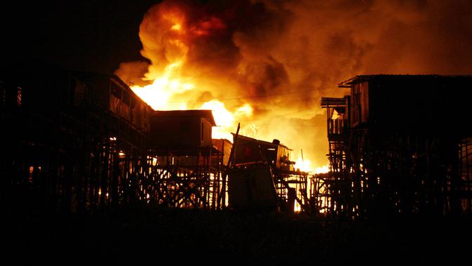 Ratusan rumah terbakar di lingkungan Educandos, di Manaus, Brasil (17/12). Kebakaran diduga disebabkan oleh ledakan panci presto yang menghanguskan ratusan rumah warga. (AP Photo/Edmar Barros)