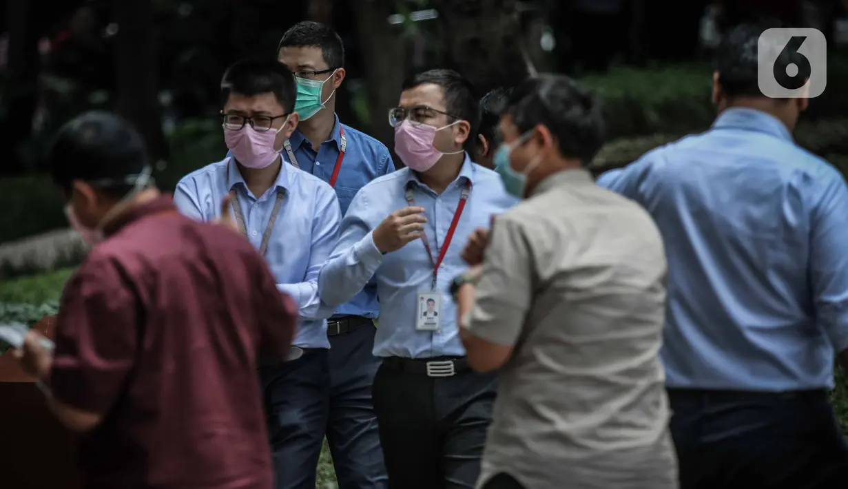 Sejumlah karyawan menggunakan masker saat beraktifitas di luar kantor di Jakarta, Senin (2/3/2020). Usai diumukan Presiden Jokowi bahwa ada 2 WNI yang terkena virus corona, banyak para pekerja menggunakan masker saat beraktifitas. (Liputan6.com/Faizal Fanani)