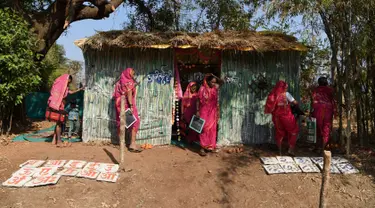Sejumlah nenek meninggalkan kelas di Sekolah Aajibaichi Shaala, Desa Fangane, India, pada 1 Maret 2017. Sekolah ini mendidik para perempuan lanjut usia. Maka Aajibaichi Shaala dikenal sebagai 'Sekolah Nenek'. (AFP Photo / Indranil Mukherjee)
