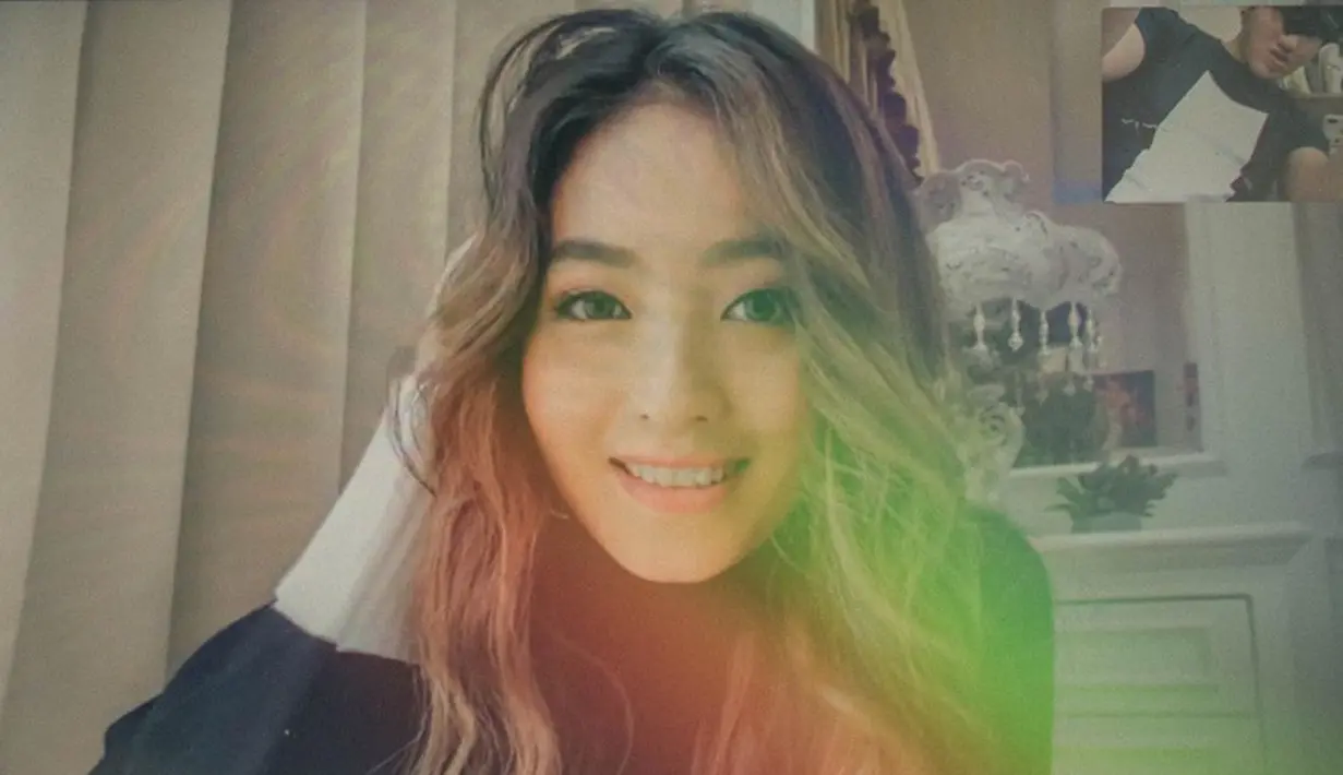 Memiliki paras yang cantik, gadis kelahiran 15 Desember 1998 ini nampak sangat manis ketika tersenyum. Hasil pemotretan virtual yang ia bagikan di Instagram pun menuai banyak pujian dari para penggemar. (Liputan6.com/IG/fdphotographyofficial)
