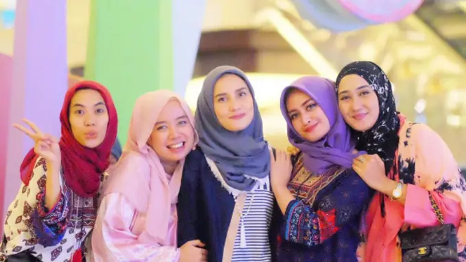 Penampilan Super Kece dengan 10 Nuansa Hijab Tabrak Warna