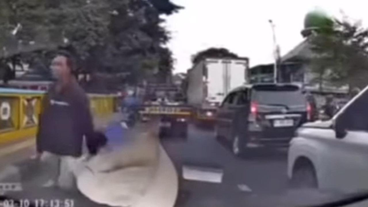 Momen Bajing Loncat Tersungkur saat Curi Satu Jerigen Minyak di Tengah Kemacetan Jakut, Bikin Resah Pengendara Mobil