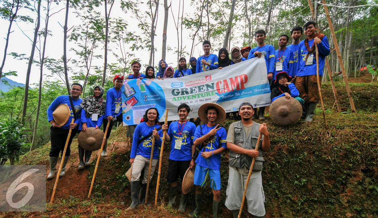 Peserta Campus Citizen Journalist Green Adventure Camp berpose bersama saat berada di lokasi hutan sengon milik Wika, Bogor, Selasa (31/5/2016). Liputan6.com gelar Green Camp bersama PT WIKA untuk Citizen Journalist. (Liputan6.com/Yoppy Renato)