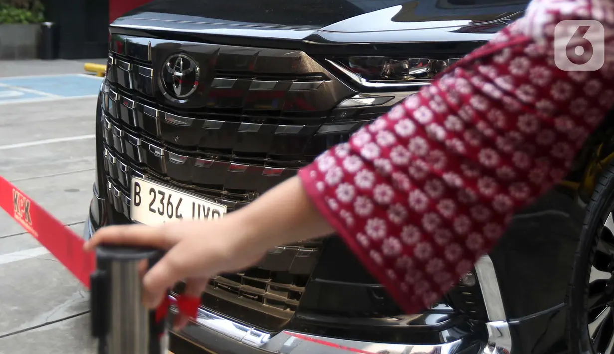 Komisi Pemberantasan Korupsi (KPK) menyita satu unit mobil mewah terkait kasus pemerasan pengurusan sertifikat K3 yang menjerat Wakil Menteri Ketenagakerjaan (Wamenaker) Immanuel Ebenezer atau Noel. (Liputan6.com/Helmi Fithriansyah)