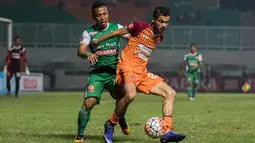 Pemain Borneo FC, Diego Michiels, berusaha melewati pemain PS TNI, Guntur Triaji. Pada laga ini PS TNI dan Borneo FC sama-sama melakukan empat kali tembakan yang mengarah ke gawang. (Bola.com/Vitalis Yogi Trisna) 