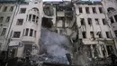 Petugas pemadam kebakaran memadamkan sebuah rumah apartemen setelah serangan roket Rusia di Kharkiv, kota terbesar kedua di Ukraina, Senin, 14 Maret 2022. Rusia melancarkan invasi berskala besar ke Ukraina, salah satu negara tetangganya di sebelah barat daya. (AP Photo/Pavel Dorogoy)
