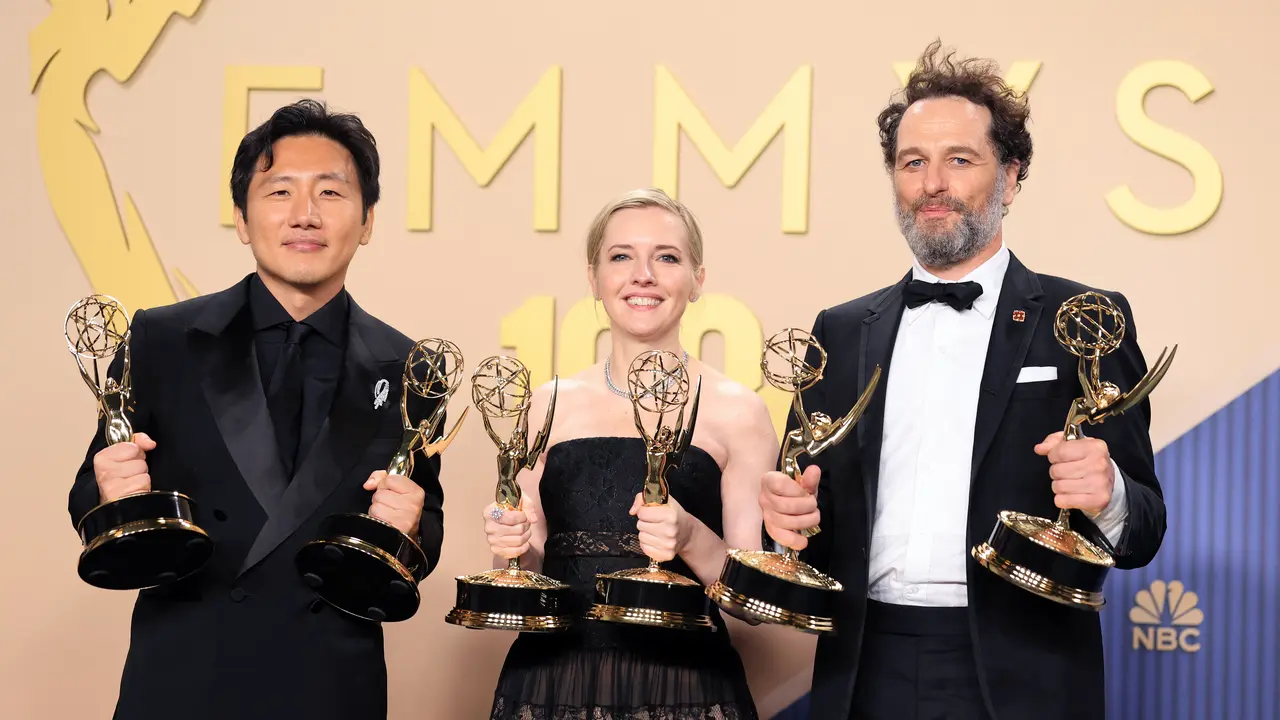 Sutradara Hiro Murai, penulis naskah Katie Dippold, dan aktor Matthew Rhys memamerkan piala mereka untuk kemenangan serial Widow's Bay di Primetime Emmy Awards, Los Angeles, 15 September 2026. (Frederic J. Brown / AFP)