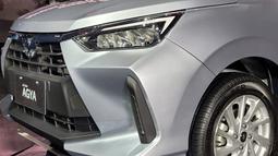Bagian lampu juga mengalami peningkatan. Sebelumnya, Toyota Agya menggunakan bohlam halogen dengan projector. Namun, generasi kedua ini sudah menggunakan LED multireflector yang tentunya akan memberikan performa penerangan yang lebih baik dan tampil modern di malam hari. Pada bagian atas headlamp juga terlihat adanya garis LED sebagai pemanis di malam hari. Tidak hanya itu, disematkan juga lampu LED yang befungsi sebagai Daytime Running Light (DRL) di kanan dan kiri bumper.
