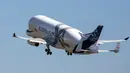 Pesawat Airbus Beluga XL melakukan uji coba penerbangan perdananya di bandara Toulouse-Blagnac, Prancis, Kamis (19/7). Lengkap dengan mulut paus dan mata di kedua sisi hidungnya, Beluga XL akan menggantikan armada Beluga ST. (AP/Frederic Scheiber)