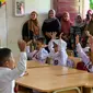 Orangtua siswa mengamati kelas pada hari pertama sekolah di sebuah sekolah dasar di Banda Aceh, Aceh, Senin (17/7/2023). (Chaideer MAHYUDDIN/AFP)