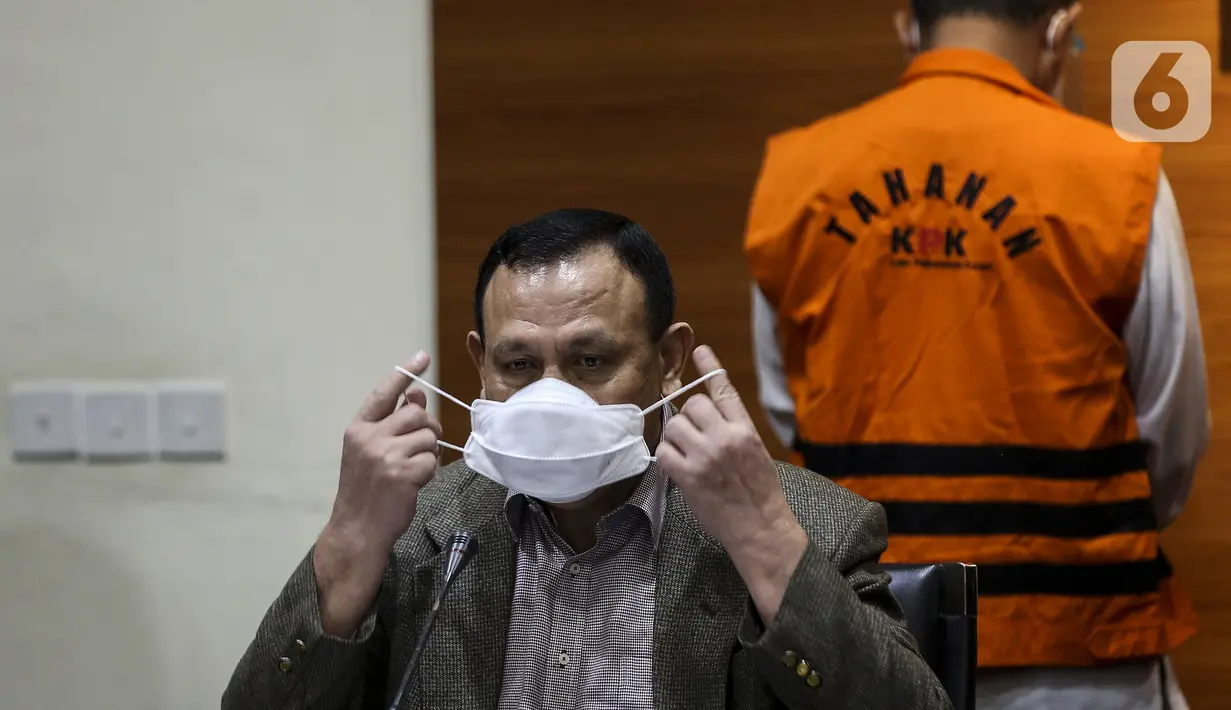 Ketua KPK Firli Bahuri kembali mengenakan masker usai memberikan keterangan pers terkait OTT Wali Kota Cimahi Ajay Muhammad Priatna di Gedung KPK, Jakarta, Sabtu (28/11/2020). Selain Ajay, KPK menetapkan Komisaris RS Kasih Bunda Hutama Yonathan. (Liputan6.com/Johan Tallo)