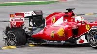 Pebalap Ferrari, Sebastian Vettel, menyetir mobilnya ke tempat yang aman setelah ban mobilnya pecah dalam F1 GP Belgia di Sirkuit Spa-Francorchamps, Belgia. (23/8/2015). (Reuters/Michael Kooren)