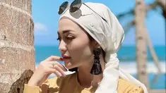 Meski sudah lama memutuskan mengenakan hijab, model kerudung yang ia kenakan kerap menjadi sorotan netizen. Tak lain gaya hijabnya yang tak menutupi leher. (Liputan6.com/IG/@imelpc).