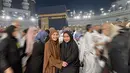 Tidak hanya putih, Ayu juga tampil dengan busana syar’i yang lebih berwarna. Dalam salah satu potret, ia mengenakan gamis panjang dengan hijab syar’i berwarna mocha, yang sedang menjadi tren warna Pantone untuk tahun 2025. Warna mocha yang lembut memberikan sentuhan elegan dan modern pada penampilannya tanpa mengurangi kesederhanaan yang seharusnya ada dalam beribadah.  [@ayutingting92].