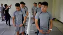 Sejumlah tentara Korea Selatan saat mengikuti kelas belajar tari balet di sebuah pangkalan militer di dekat zona demiliterisasi yang memisahkan kedua negara Korsel dan Korut di Paju, Korea Selatan (13/7). (REUTERS/Kim Hong-Ji)