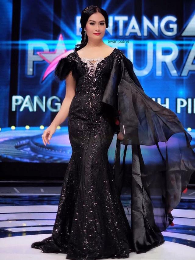 6 Penampilan Glamor Iis Dahlia, Tampil Elegan