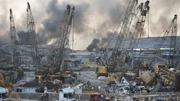 Suasana setelah ledakan besar di Beirut, Lebanon, Selasa, (4/8/2020). Ledakan besar mengguncang pusat kota Beirut pada hari Selasa, menghancurkan bangunan yang terletak beberapa ratus kaki jauhnya dari lokasi ledakan. (AP Photo/Hassan Ammar)