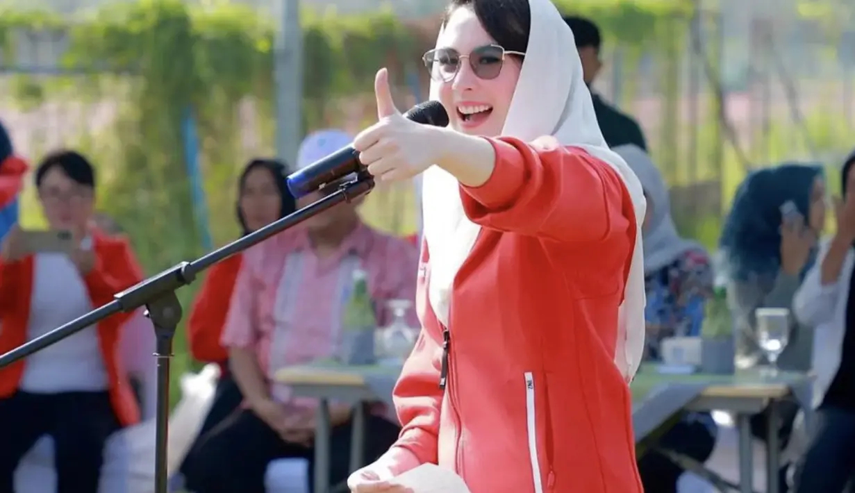 Kali ini Arumi tampil dengan kerudung putih yang dipadukan dengan jaket merah. Ia berhasil hadirkan pesona yang begitu menawan.  [Foto: Instagram/ Arumi Bachsin]