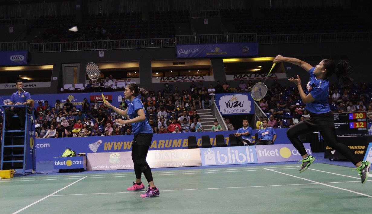 Pasangan Mutiara Cardinal, Dea Giovani/Yulfira Barkah, saat melawan wakil Jaya Raya, Greysia Polii/Apriyani Rahayu, pada Kejurnas PBSI di Britama Arena, Sabtu (22/12). Jaya Raya menjadi juara Kejurnas PBSI 2018. (Bola.com/M Iqbal Ichsan)