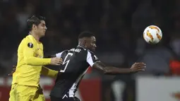 Striker Chelsea, Alvaro Morata, berebut bola dengan pemain PAOK, Fernando Varela pada laga Liga Europa di Stadion Toumbas, Thessaloniki, Kamis (20/9/2018). PAOK takluk 0-1 dari Chelsea. (AP/Thanassis Stavrakis)