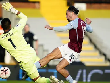 Penyerang Aston Villa, Jack Grealish, berusaha mencetak gol ke gawang Fulham pada laga lanjutan Liga Inggris di Craven Cottage, Selasa (29/9/2020) dini hari WIB. Aston Villa menang 3-0 atas Fulham. (Will Oliver/Pool via AP)