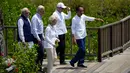 Presiden Indonesia Joko Widodo atau Jokowi (kanan) berjalan bersama (kiri ke kanan) PM India Narendra Modi, Presiden AS Joe Biden, PM Australia Anthony Albanese, dan Presiden Komisi Eropa Ursula von der Leyen saat mereka mengunjungi area pembibitan bakau sebagai bagian dari KTT G20 di Denpasar, Bali, Indonesia, Rabu (16/11/2022). (AP Photo/Dita Alangkara,Pool)
