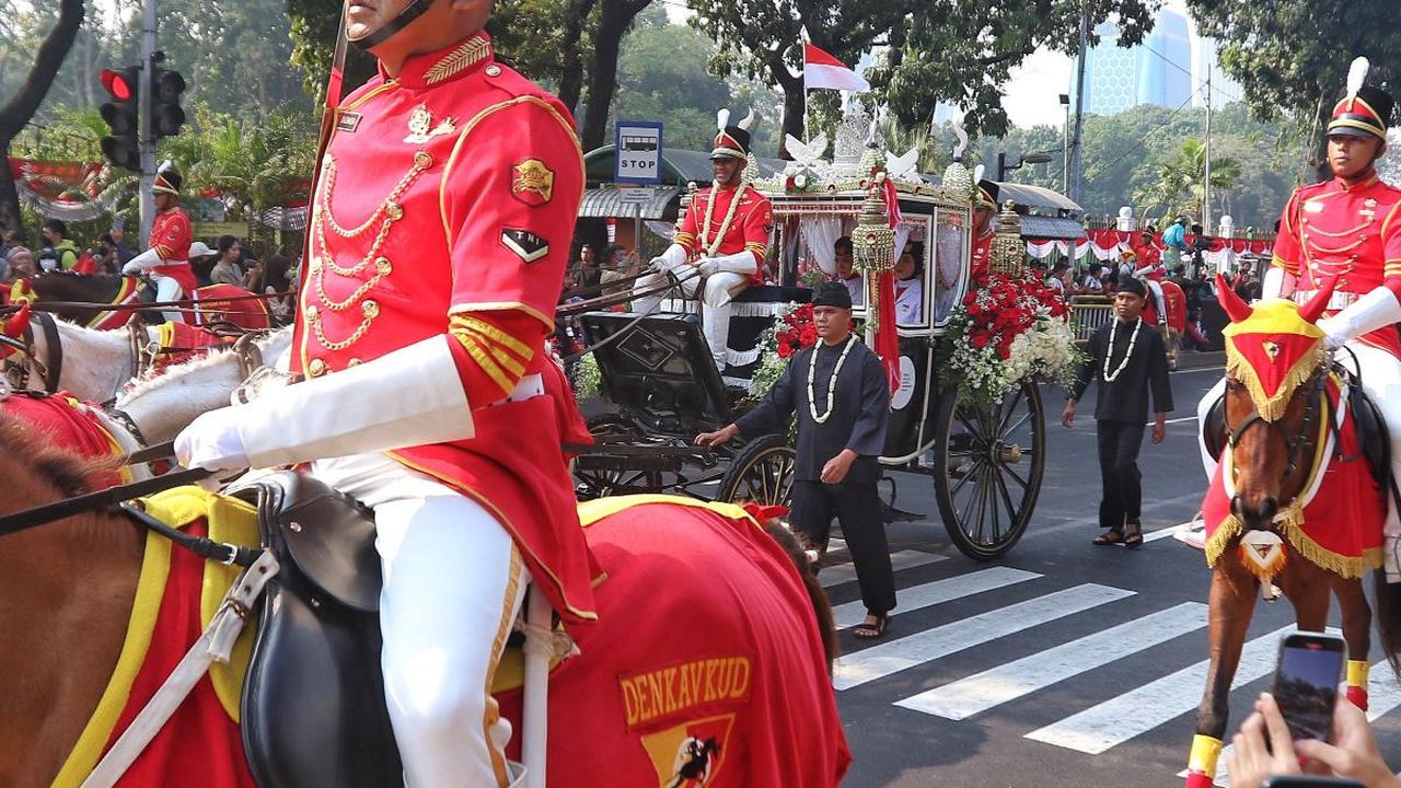 Selanjutnya duplikat bendera Merah Putih dan teks proklamasi dibawa menggunakan kereta kencana Ki Jagarasa meninggalkan Monas menuju Istana Merdeka.