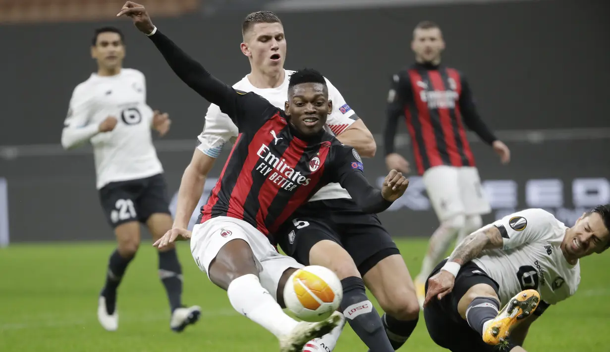 Penyerang AC Milan,  Rafael Leao menendang bola dari kawalan bek Lille, Sven Botman  pada pertandingan H Liga Europa di Stadion San Siro, di Milan, Italia, Kamis (5/11/2020). Lille menang telak atas AC Milan 3-0. (AP Photo/Luca Bruno)