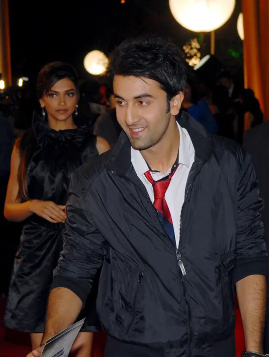 Sepupu Karena Kapoor ini mengaku rasanya seperti kemarin ketika ia bertemu dengan Deepika Padukone. Delapan tahun telah berlalu, mereka telah bekerja keras dan mencapai titik yang telah diinginkan untuk kehidupan. (Bintang/EPA)