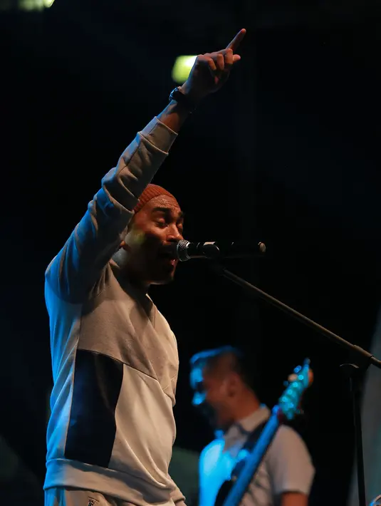 Mantan suami Dewi Sandra ini juga menghimbau agar masyarakat tidak membajak hasil karya para musisi Indonesia. Diharapkan agar penikmat musik hanya membeli karya-karya yang original dan bukan bajakan. (Galih W. Satria/Bintang.com)