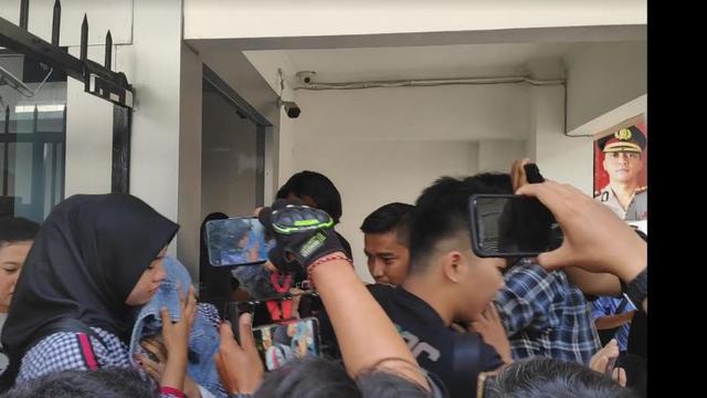 Medina Zein tutupi wajahnya dengan jaket jeans (Foto: Surya Hadiansyah)