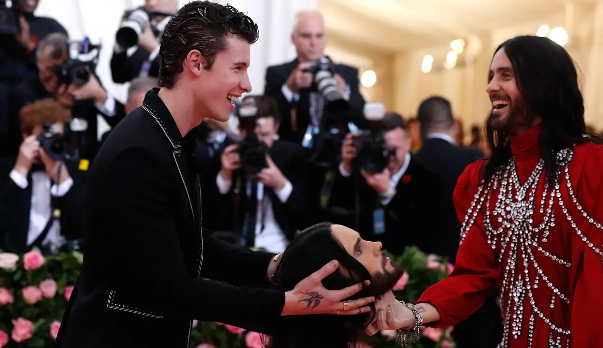 Penyanyi Kanada, Shawn Mendes bertemu aktor Jared Leto saat menghadiri penggalangan dana di dunia mode, The Costume Institute Gala atau yang lebih dikenal dengan The Met Gala di New York, AS, Senin (6/5/2019). (REUTERS/Mario Anzuoni)