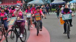 Aktivis dari berbagai penggiat lingkungan melakukan aksi damai di Hari Bebas Kendaraan (Car Free Days) di kawasan Bundaran HI, Jakarta,  Minggu (12/3/2023). Selain memperingati Hari Perempuan Internasional, aksi Women Pedal for People Planet tersebut dilakukan guna mengajak masyarakat untuk melakukan perlawanan terhadap krisis iklim yang berdampak pada kehidupan manusia dan ekologi. (Liputan6.com/Angga Yuniar)