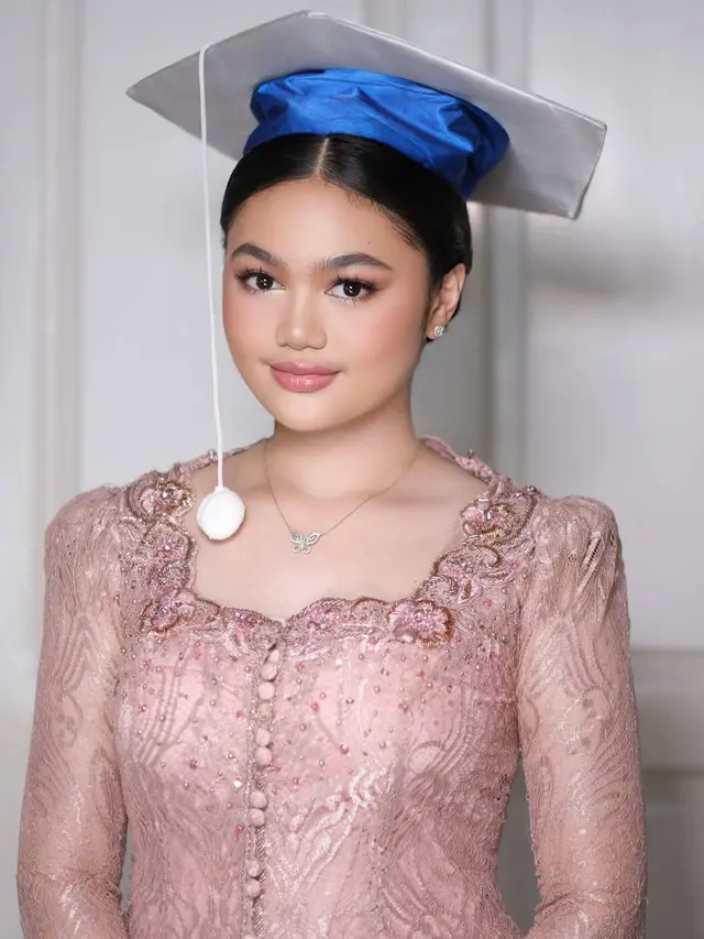 Amora Lemos, Putri Kris Dayanti saat wisuda kelulusan SMP. [@amora_lemos05]
