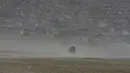 Siswi Afghanistan berjalan saat badai pasir di pinggiran Kabul, Afghanistan (25/8/2020). Sebuah badai pasir hebat melanda Kabul. Badai menyebabkan jarak pandang jadi berkurang. (AP Photo / Rahmat Gul)
