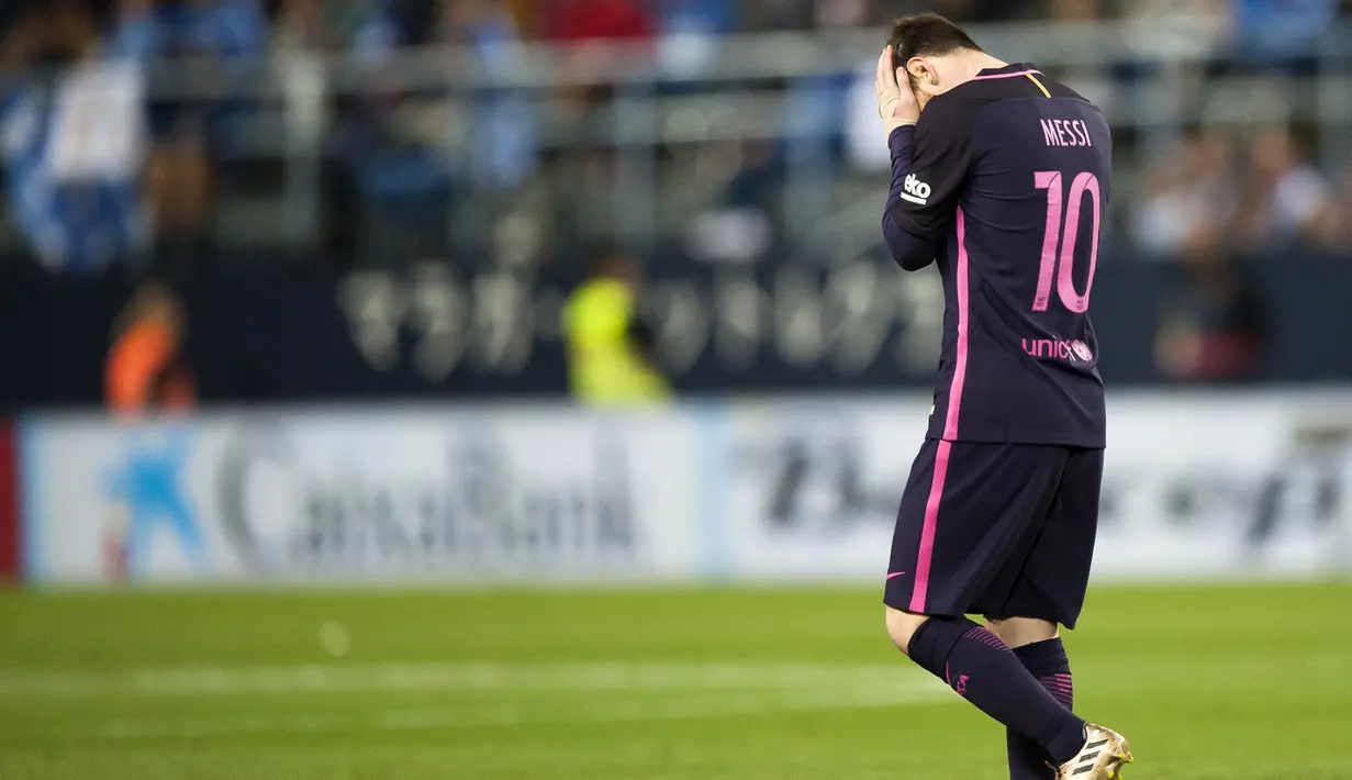 Ekspresi bintang FC Barcelona, Lionel Messi yang memegang kepalanya setelah timnya kalah dari Malaga pada lanjutan La Liga Spanyol di di Estadio La Rosaleda (8/4/2017). Barcelona kalah 0-2 dari Malaga. (AP/Daniel Tejedor)