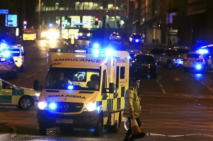 Ambulans dan polisi siaga di Manchester Arena pascaledakan yang terjadi usai konser penyanyi pop Ariana Grande (Peter Byrne/PA via AP)