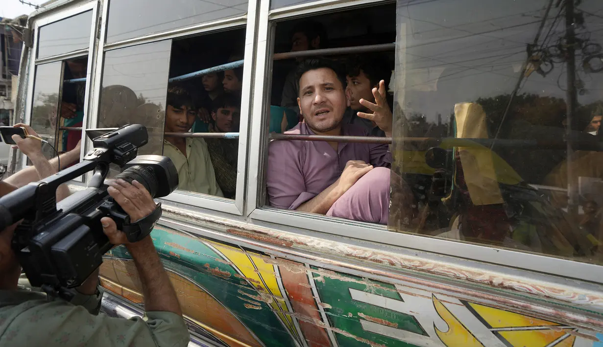 Pihak berwenang mengatakan razia pada hari Rabu terjadi di kota pelabuhan Karachi, kota garnisun Rawalpindi, dan di berbagai daerah di provinsi Baluchistan barat daya dan Khyber Pakhtunkhwa barat laut, yang berbatasan dengan Afghanistan. (AP Photo/Fareed Khan)