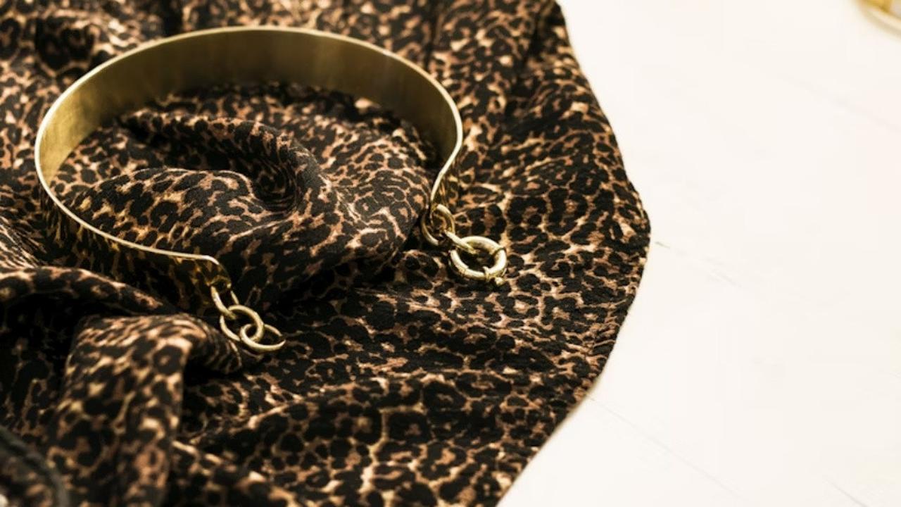 7 Model Gelang Emas Bangle 50 Gram 22 Karat Favorit Ibu Sosialita di 2025, Glamor dengan Desain Simpel